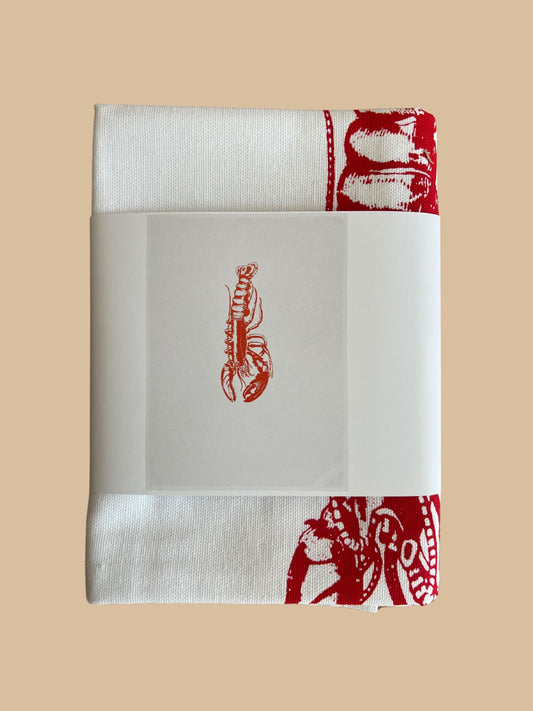 Geschirrtuch "Hummer" in Rot auf weißem Hintergrund von 17;30 Hamburg in eine Banderole eingepackt