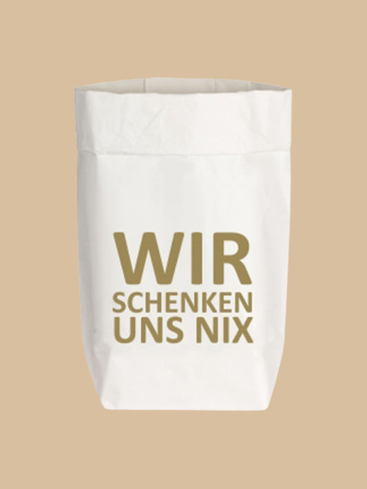 Paperbag "WIR SCHENKEN UNS NIX" mit goldener Schrift auf weißem Hintergrund von 17;30 Hamburg