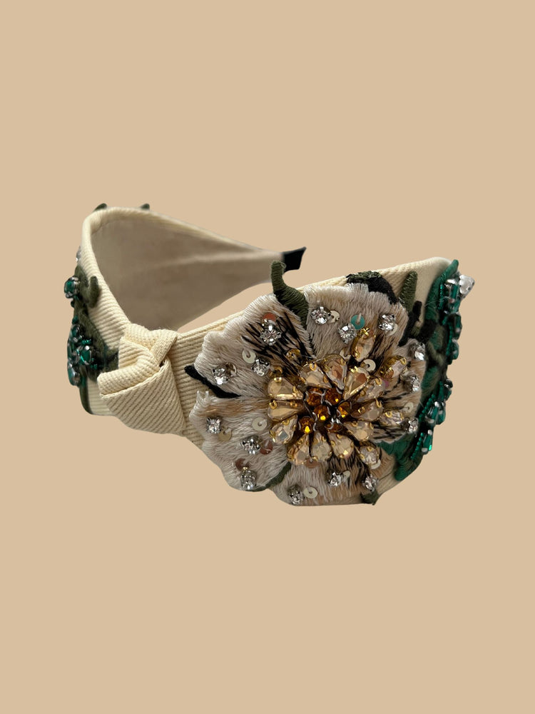 Haarreifen in der Farbe Creme mit floralen Stickapplikationen verziert mit Strasssteinen, Pailletten und Perlen im Bridgerton Stil