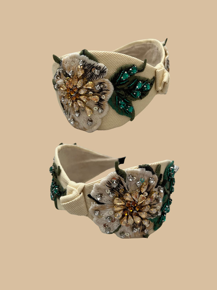 Haarreifen in der Farbe Creme mit floralen Stickapplikationen verziert mit Strasssteinen, Pailletten und Perlen im Bridgerton Stil