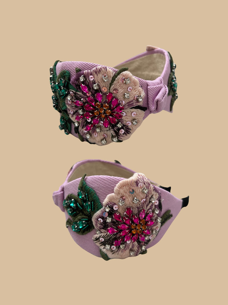 Haarreifen in der Farbe Lavendel mit floralen Stickapplikationen verziert mit Strasssteinen, Pailletten und Perlen im Bridgerton Stil