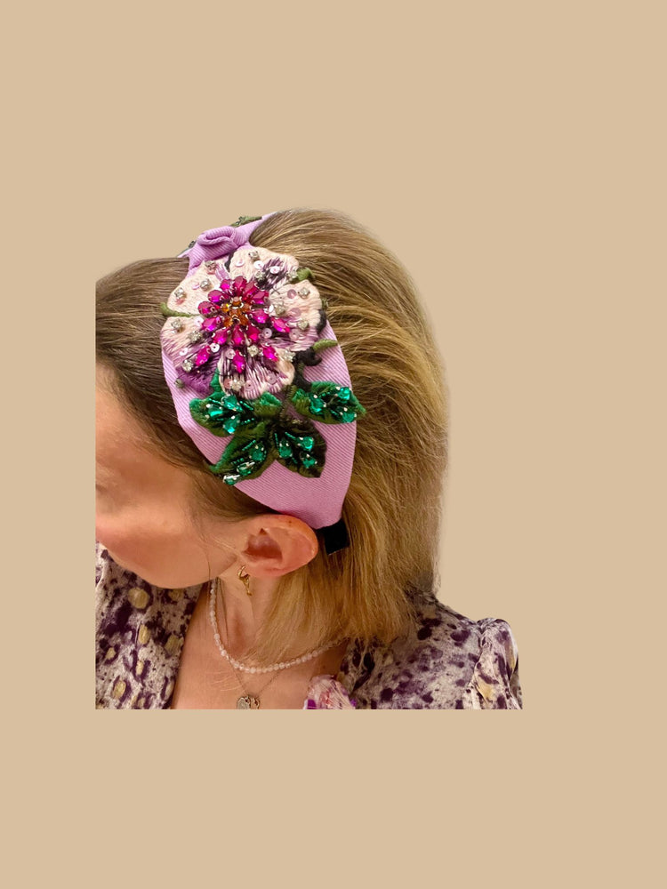 Haarreifen in der Farbe Lavendel mit floralen Stickapplikationen verziert mit Strasssteinen, Pailletten und Perlen im Bridgerton Stil