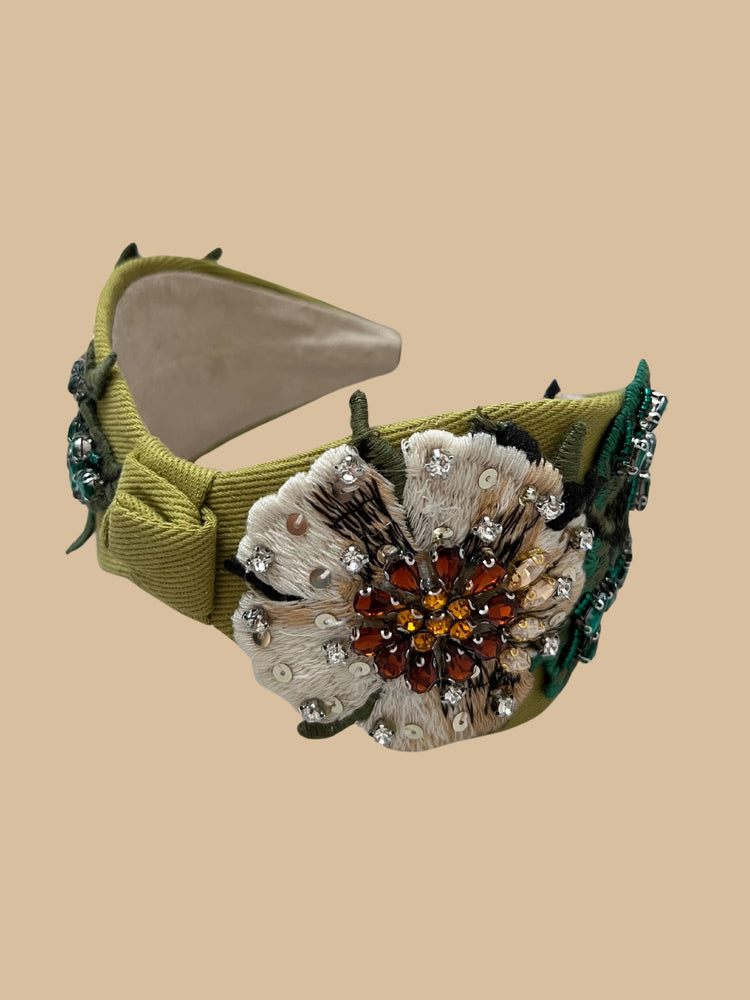 Haarreifen in der Farbe Olivgrün mit floralen Stickapplikationen verziert mit Strasssteinen, Pailletten und Perlen im Bridgerton Stil