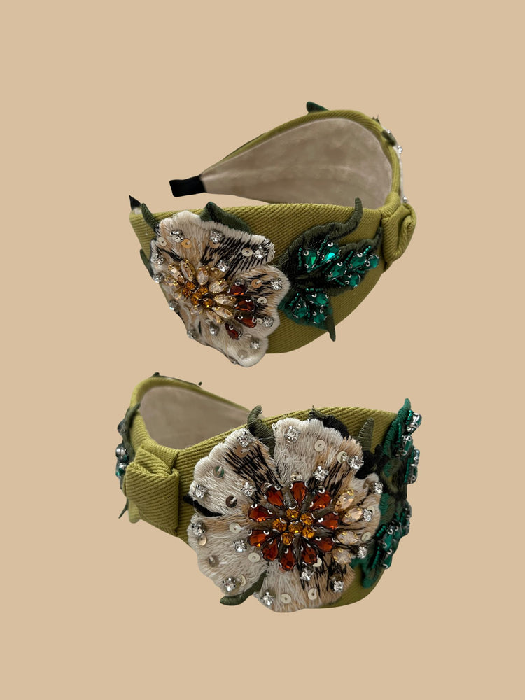Haarreifen in der Farbe Olivgrün mit floralen Stickapplikationen verziert mit Strasssteinen, Pailletten und Perlen im Bridgerton Stil