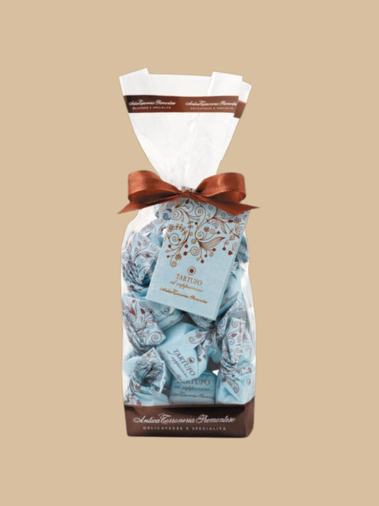 Cappuccino-Trüffelpraline von dem italienischen Traditionsunternehmen Antica Torroneria Piemontese aus Piemont, verpackt in einem dekorativen Beutel mit brauner Schleife, 200 g