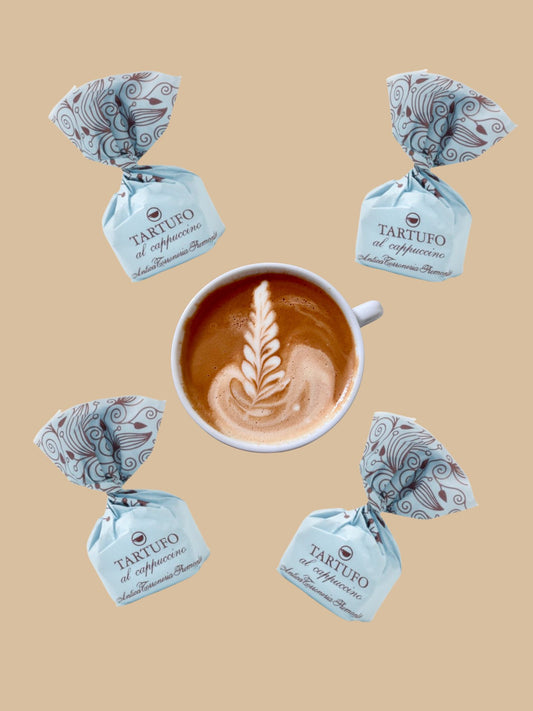 Cappuccino-Trüffelpraline von dem italienischen Traditionsunternehmen Antica Torroneria Piemontese aus Piemont, illustrativ einzelne Trüffelpralinen mit einem Cappuccino dargestellt
