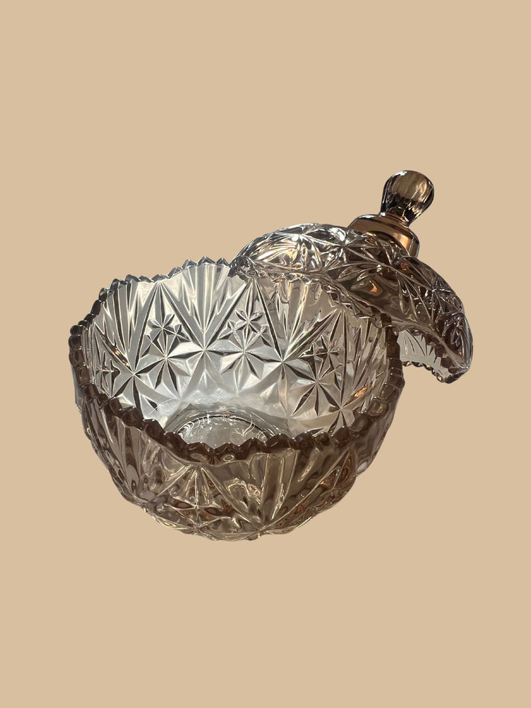 Bonbonniere mit geöffnetem Deckel aus Kristallglas in Hellbraun - klassisch und zeitlose Eleganz