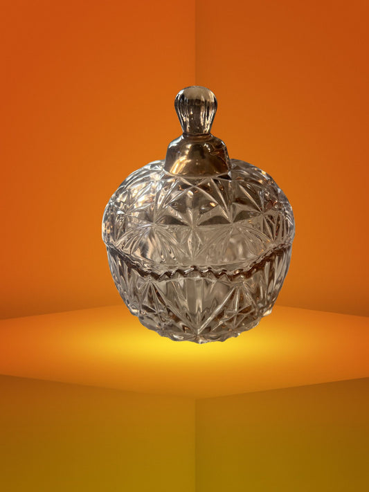 Bonbonniere mit Deckel aus Kristallglas in Hellbraun mit einem Orange/Gelben Hintergrund - Vintage Look