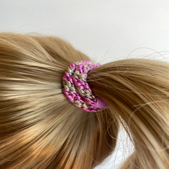 Bon Dep - KKNEKKI Haargummi I Bubblegum-Beige Glitter im Haar als Zopf gebunden