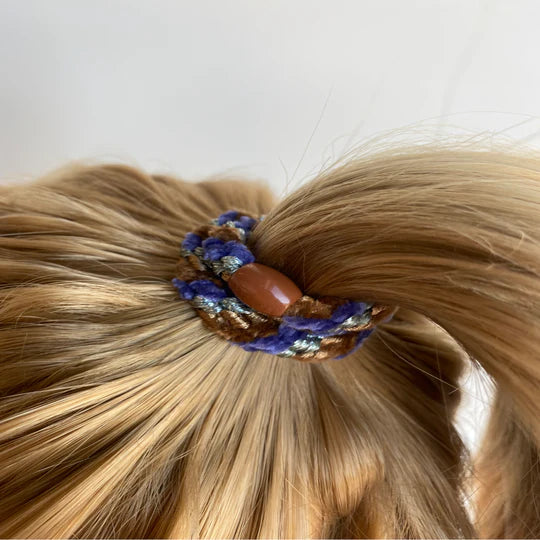 Bon Dep - KKNEKKI Haargummi I Mix Grape Brown Glitter im Haar als Zopf gebunden