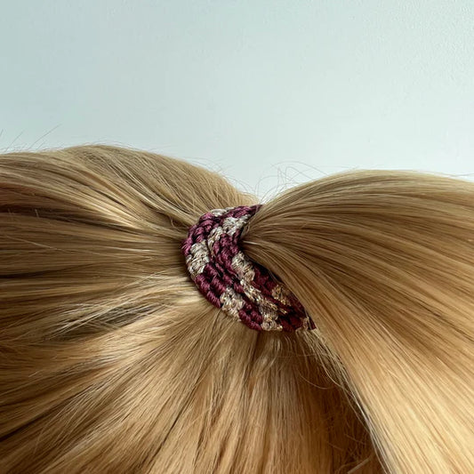 Bon Dep - KKNEKKI Haargummi I Rosewood-Beige Glitter im Haar als Zopf gebunden