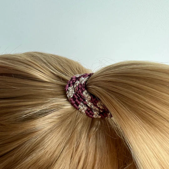 Bon Dep - KKNEKKI Haargummi I Rosewood-Beige Glitter im Haar als Zopf gebunden