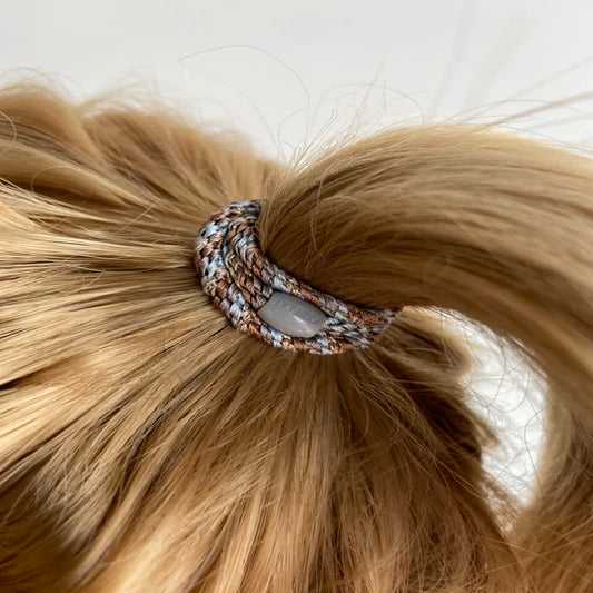 Bon Dep - KKNEKKI Haargummi I Slim Mix Nougat-Baby Blue im Haar als Zopf gebunden