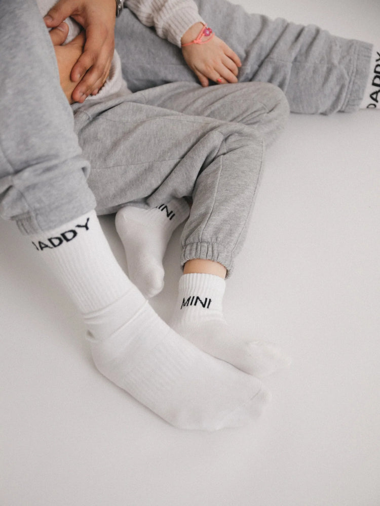 Tennissocken von FAMVIBES mit dem schwarzen, schlichten Statement "DADDY" und "MINI"