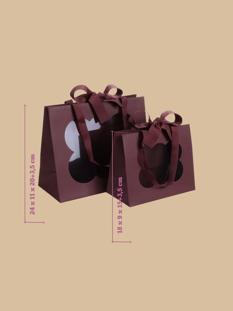 Geschenktüte in Bordeaux mit dekorativem Fenster und Schleife in klein & groß abgebildet und Maßen
