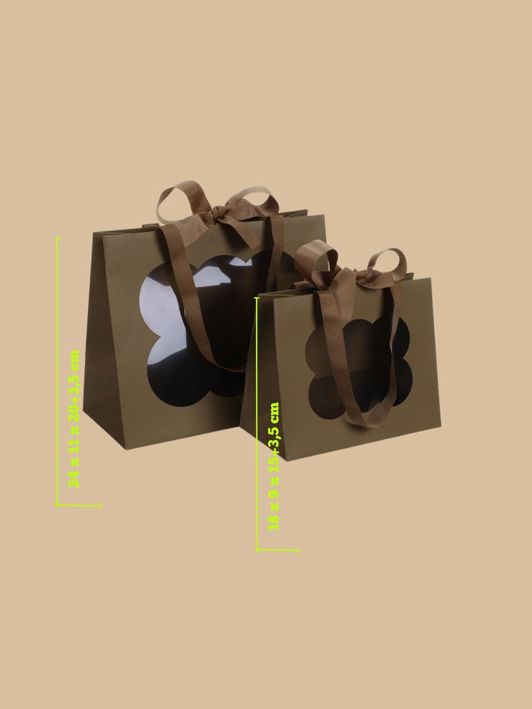 Geschenktüte in Olivgrün mit dekorativem Fenster und Schleife mit Maßen