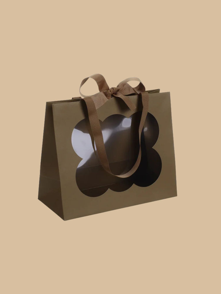 Geschenktüte in Olivgrün mit dekorativem Fenster und Schleife in der Größe M