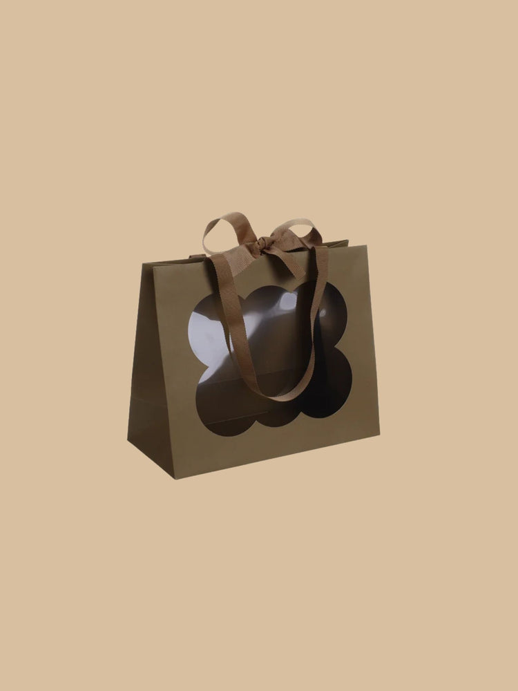 Geschenktüte in Olivgrün mit dekorativem Fenster und Schleife in er Größe S