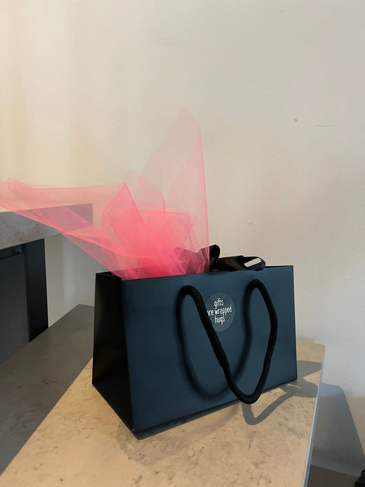 Kleine Geschenktasche Schwarz mit Schleife (als Geschenkbeispiel mit Tüll)