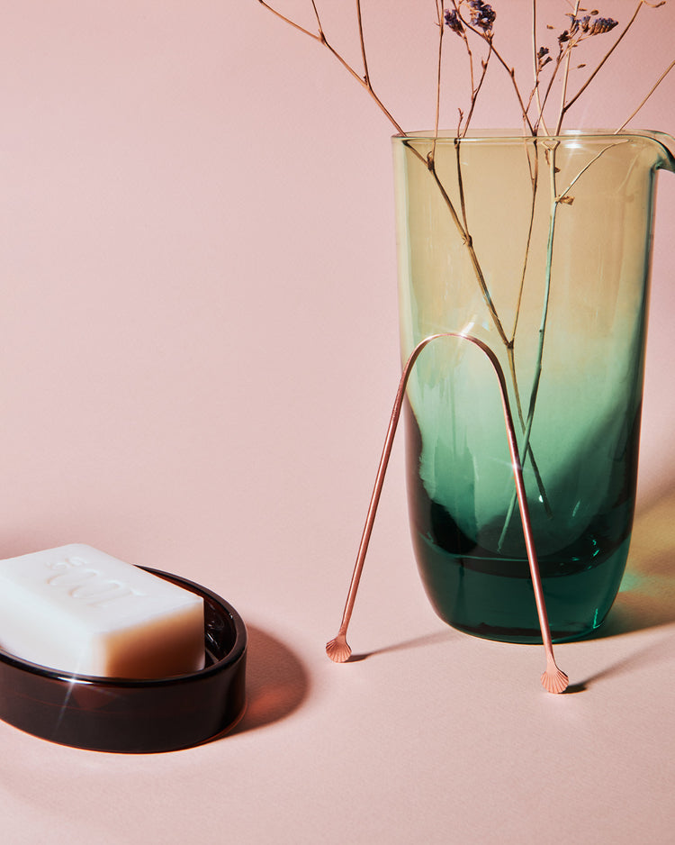 Zungenreiniger arrangiert an einer Vase