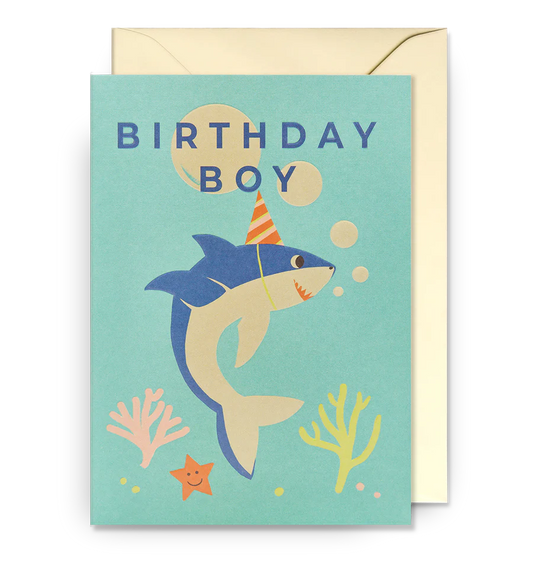 Die Grußkarte von "BIRTHDAY BOY SHARK" von Lagom Design mit Umschlag