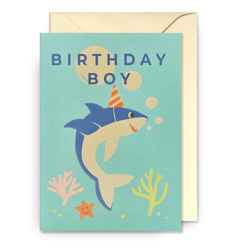 Die Grußkarte von "BIRTHDAY BOY SHARK" von Lagom Design mit Umschlag