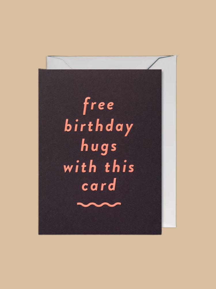 Mini-Grußkarte mit dem Schriftzug "free birthday hugs with this card" von Lagom Design (weinrot/brauner Hintergrund trifft auf Schriftzug in Orange)