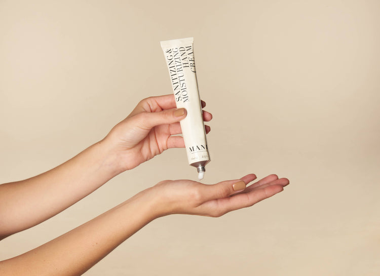 MANI Bodycare - Handcreme Set (Anwendung Hand veranschaulicht)