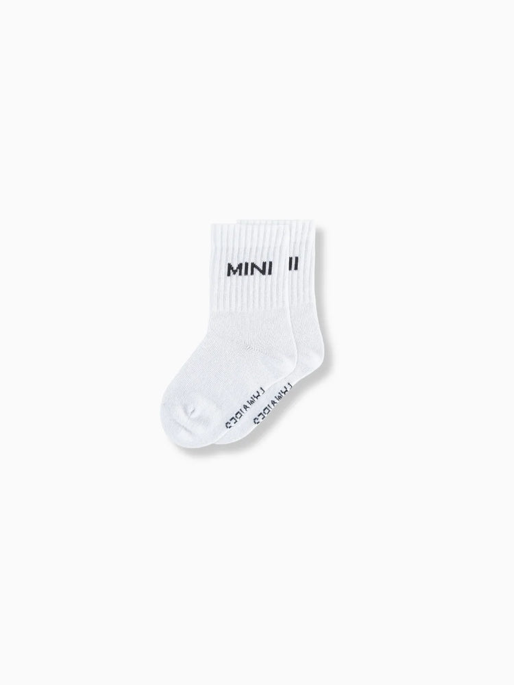 Tennissocken für Babys mit dem schlichten, schwarzen Statement "MINI"