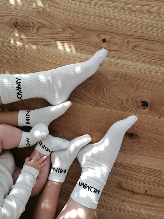 Tennissocken von FAMVIBES mit schwarzen, schlichten Statement "MOMMY" und "MINI"