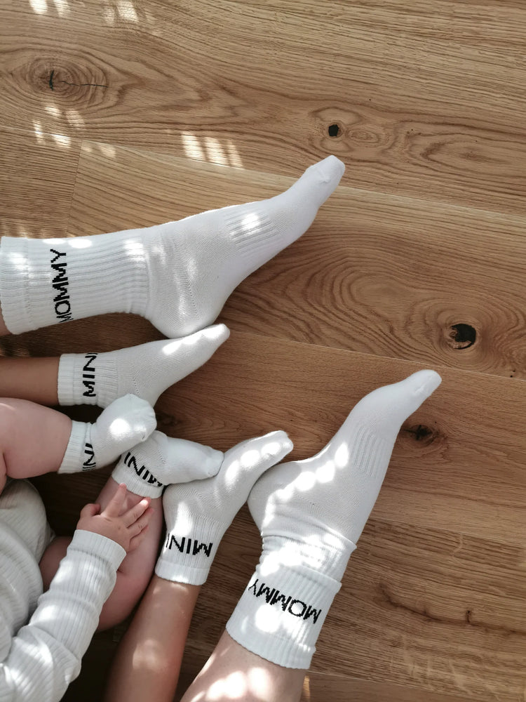 Tennissocken von FAMVIBES mit schwarzen, schlichten Statement "MOMMY" und "MINI"