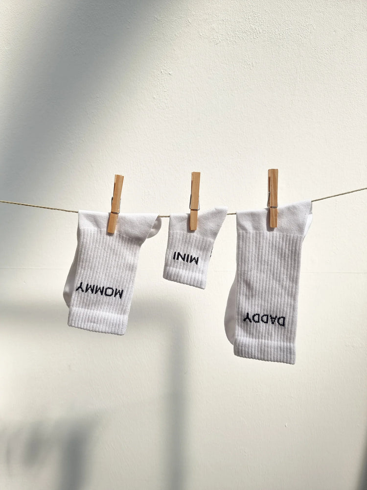 Tennissocken von FAMVIBES mit schwarzen, schlichten Statement "MOMMY", "DADDY" und "MINI"