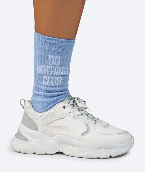 Tennissocken mit dem Schriftzug oder Statement "DO NOTHING CLUB" in Hellblau