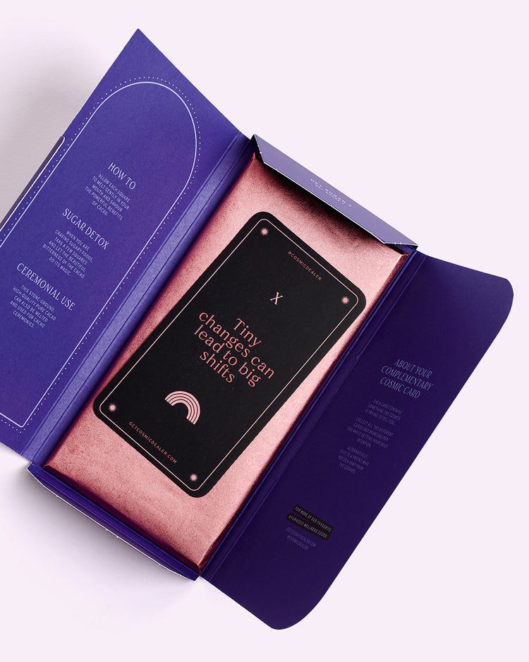 COSMIC DEALER - 85 % Zartbitterschokolade mit Kornblume & Ajaparita: strahlende Haut dargestellt in der Verpackung mit Cosmic Card