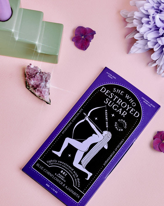 COSMIC DEALER - 85 % Zartbitterschokolade mit Kornblume & Ajaparita: strahlende Haut; dargestellt in der Verpackung