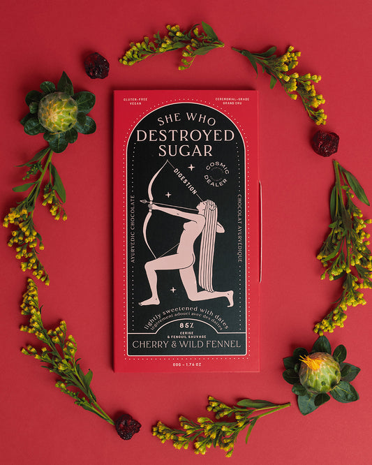 COSMIC DEALER - 85 % Zartbitterschokolade mit Kirsche & wildem Fenchel: Unterstützung bei der Verdauung; dargestellt in der Verpackung