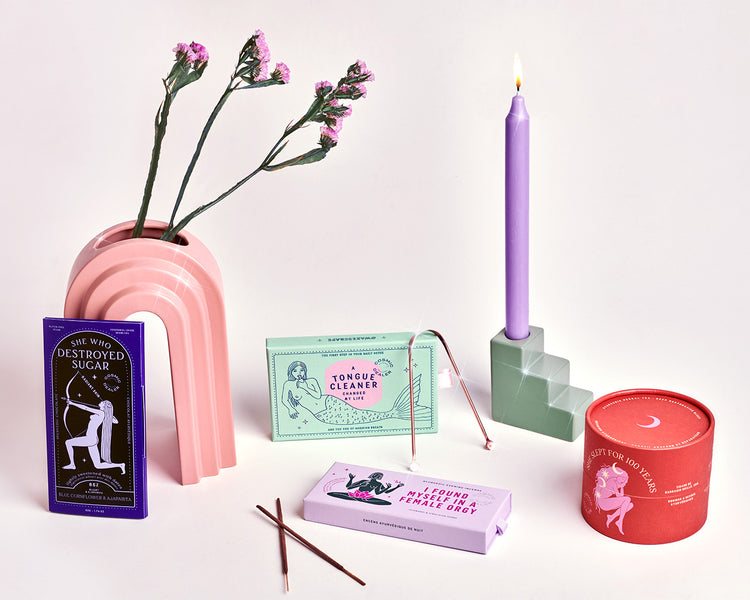 COSMIC DEALER - Image Bild mit vielen Produkten wie Zartbitterschokolade, Tee, Räucherstäbchen und Zungenreiniger