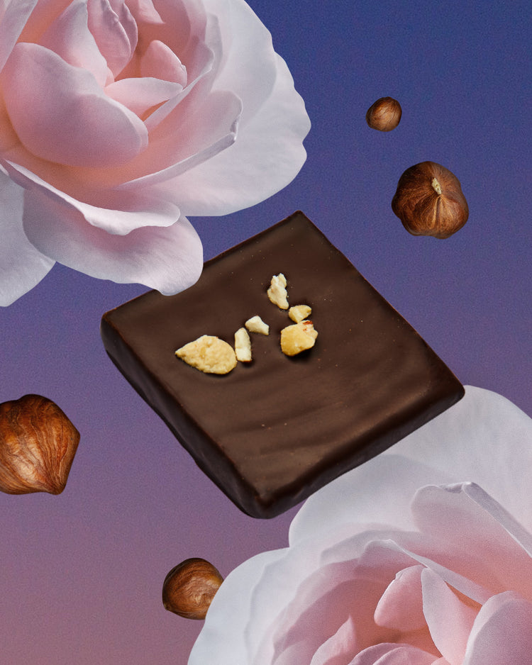 Geröstete Haselnuss & Rose von Cosmic Dealer in der Verpackung