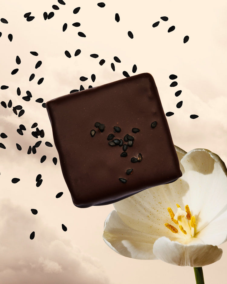 Schwarzer Sesam & Chai von Cosmic Dealer in der Verpackung