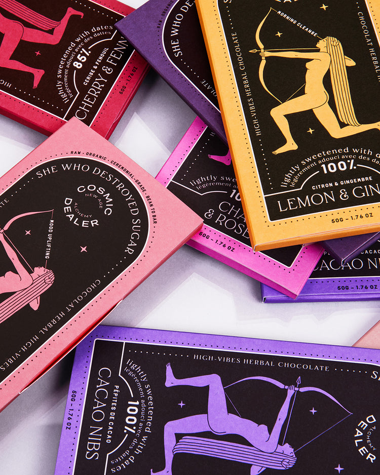 COSMIC DEALER - 85 % diverse Sorten von Zartbitterschokolade dargestellt in der Verpackung