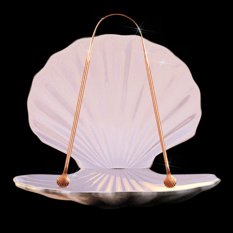 Zungenreiniger von Cosmic Dealer in einer geöffneten Muschel