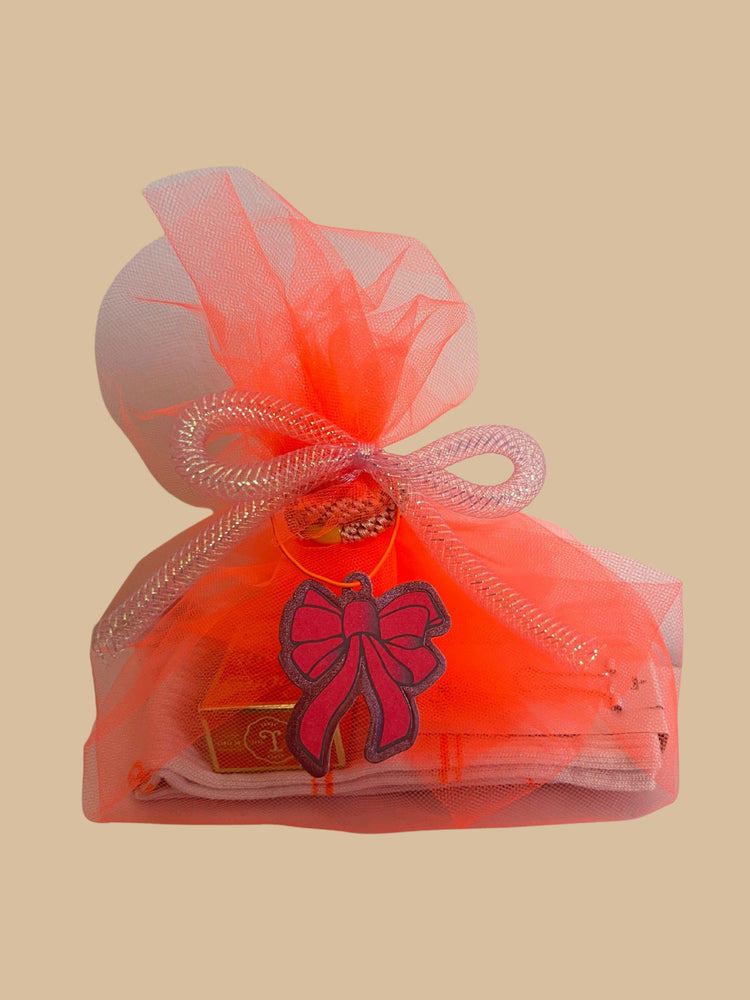 Rico Design_Bastelband Netzschlauch Rosa (mit einer Geschenkverpackung dargestellt)