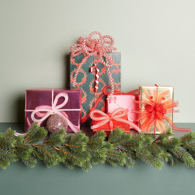 Illustration von eingepackten Geschenken mit unterschiedlichen Bastelband Netzschlauch von Rico Design