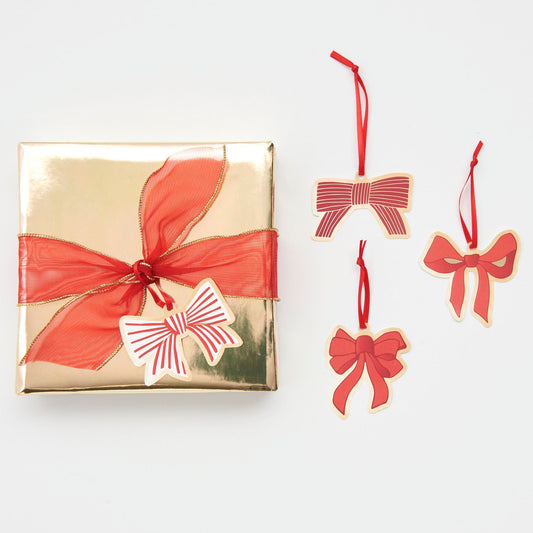 Geschenkanhänger S Schleifen Classic mit rotem Geschenkband demonstriert an einem Geschenk