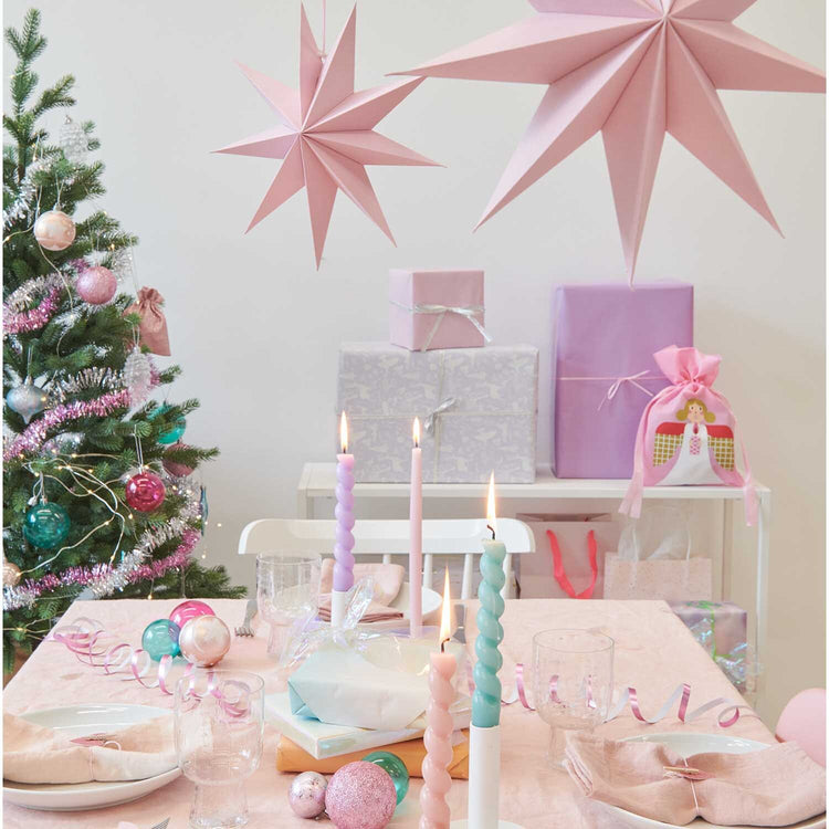 kleine Geschenktüte mit Engelsmotiv auf rosafarbenen Hintergrund von Rico Design 20 x 30 cm in einem geschmücktem Zimmer