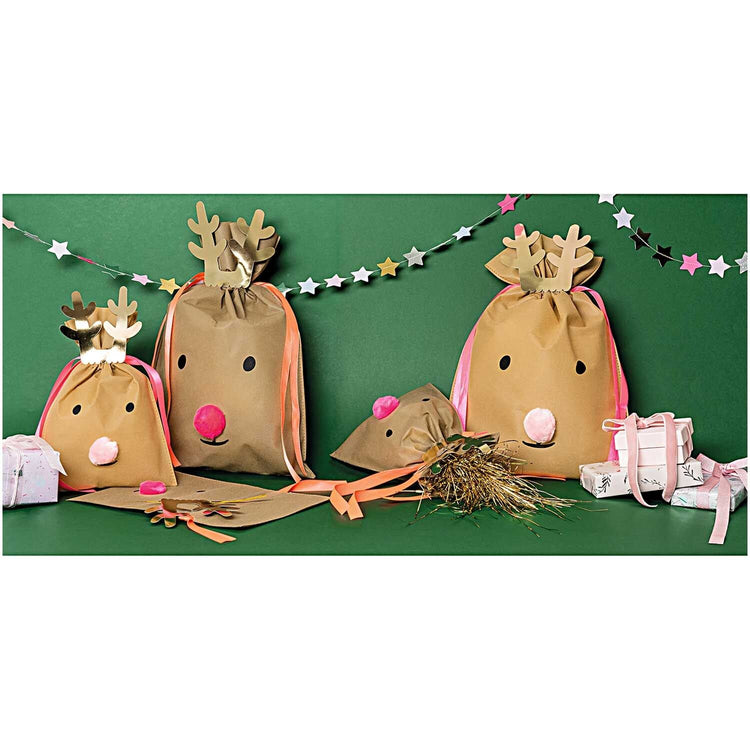 mehrere Geschenktüten Rentier Nostalgic von Rico Design dargestellt