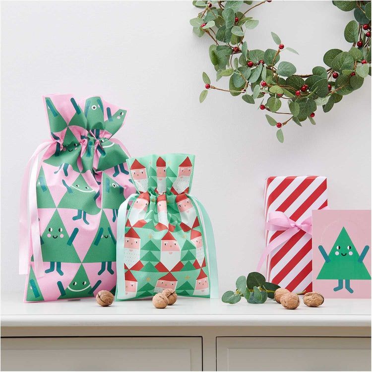 große Geschenktüte Tanne von Rico Design 30 x 45 cm veranschaulicht mit weiteren Geschenkverpackungen