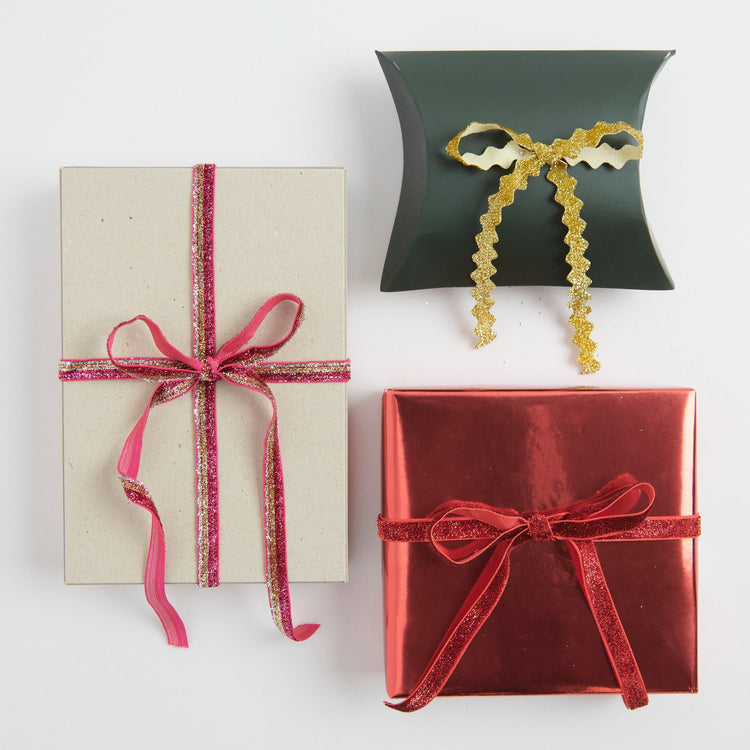 Glitzerband Rot von Rico Design (als Geschenk dargestellt)