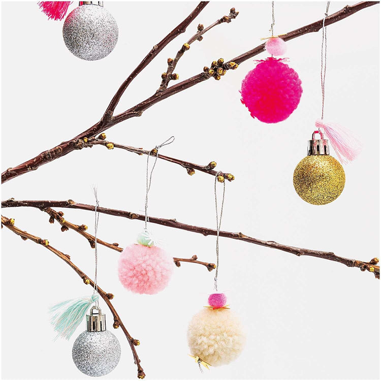 Pompon- und Kugel-Anhänger von Rico Design am Strauch