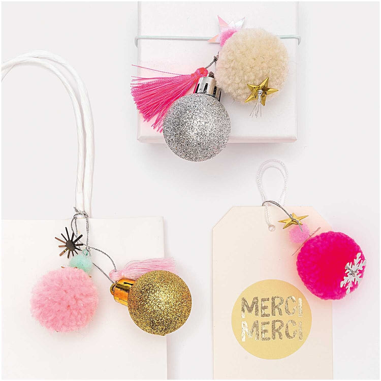 Pompon- und Kugel-Anhänger von Rico Design als Geschenkdeko